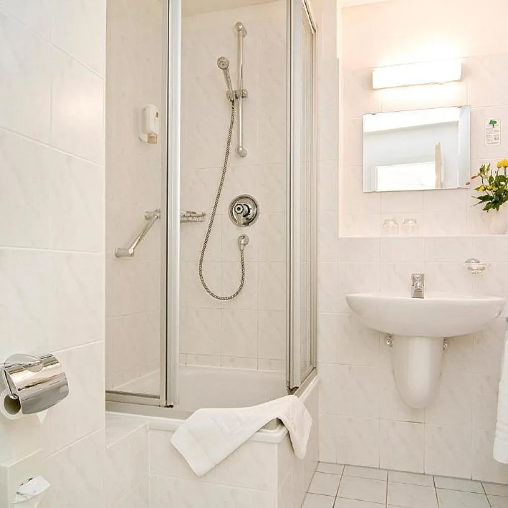 Badezimmer mit Dusche und Waschbecken
