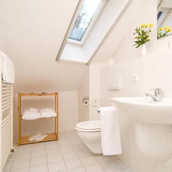 Helles Badezimmer der Suite mit Dachfenster und Handtuchheizkörper