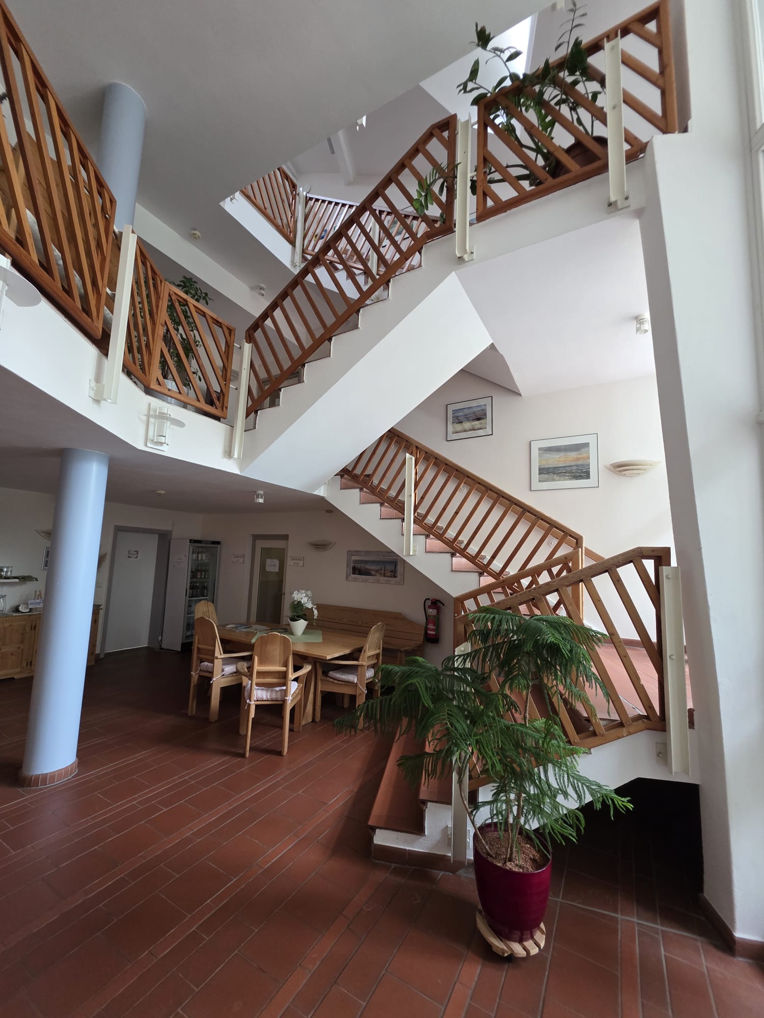 Holztreppe im Treppenhaus